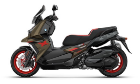  Ein moderner Maxi-Scooter von BMW in den Farben Gold und Schwarz. Er steht schräg von der Seite fotografiert vor einem weißen Hintergrund. Der Roller hat rote Felgen und rote Details auf dem Sitz und der Verkleidung.