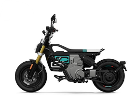  Ein schwarzes Elektromotorrad von BMW, schräg von der Seite fotografiert vor einem weißen Hintergrund. Der Rahmen ist kantig und minimalistisch. Ein hellblaues Akkupack ist deutlich im Rahmen zu sehen. Die Reifen sind relativ breit, und die Federung ist goldfarben.