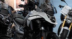 Nahaufnahme von mehreren BMW Motorradmodellen in einem Showroom