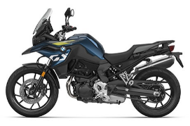  Ein Motorrad im Adventure-Stil von BMW, das in einem dunklen Blauton gehalten ist. Es steht schräg von der Seite vor einem weißen Hintergrund. Es hat gelbe Streifen auf der Verkleidung und ist mit einer Windschutzscheibe, einem Vorderradschutzblech und einem Gepäckträger am Heck ausgestattet.