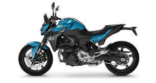  Ein hellblaues und schwarzes Motorrad von BMW, schräg von der Seite fotografiert vor einem weißen Hintergrund. Es hat eine dynamische, sportliche Form und der Motor sowie der Rahmen sind in Schwarz und Dunkelgrau gehalten.