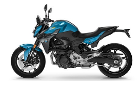  Ein Motorrad von BMW, das in einem satten Türkisblau und Schwarz gehalten ist. Es steht schräg von der Seite vor einem weißen Hintergrund. Es hat eine sportliche, moderne Form mit sichtbarem Rahmen in der Mitte und einem schwarzen Sitz.