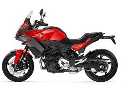 Auf dem Bild ist eine rote BMW F 900 XR von der linken Seite zu sehen, die auf einem weißen Hintergrund steht.