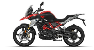  Ein schwarz-rotes Adventure-Motorrad von BMW, schräg von der Seite vor einem weißen Hintergrund fotografiert. Der Rahmen ist rot, der Tank ist rot-schwarz mit einem roten Streifen, die Verkleidung ist schwarz und die Seitenverkleidung ist silber. Es hat eine kleine Windschutzscheibe, eine hohe Front und einen Gepäckträger am Heck.