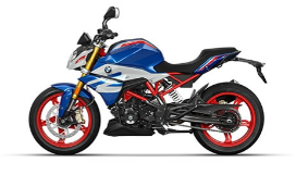  Ein blaues und weißes Motorrad von BMW, das aussieht wie ein Naked Bike, schräg von der Seite fotografiert vor einem weißen Hintergrund. Es hat einen roten Rahmen und rote Felgen.