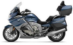  Ein blau-silbernes Motorrad von BMW (K 1600 GTL), das aussieht wie ein Tourenmodell, steht schräg von der Seite fotografiert vor einem weißen Hintergrund. Es ist mit zwei Seitenkoffern und einem Topcase hinten ausgestattet.