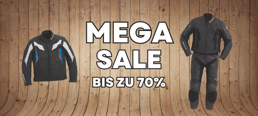  Das Bild zeigt eine Werbeanzeige für einen Motorradbekleidungs-Mega-Sale mit einem rustikalen Hintergrund aus vertikalen Holzplanken. In der Mitte steht groß und fett der Text „MEGA SALE“ und darunter „BIS ZU 70%“. Links und rechts sind zwei Kleidungsstücke für Motorradfahrer abgebildet. Links ist eine schwarze Motorradjacke zu sehen, die an den Schultern weiße und blaue, sowie rote Akzente hat. Rechts steht ein schwarzer, zweiteiliger Motorradanzug, bestehend aus einer Jacke und einer Hose, die beide einen sportlichen, dunklen Look haben. Die gesamte Szene vermittelt den Eindruck, dass hochwertige Motorradausrüstung zu stark reduzierten Preisen angeboten wird.