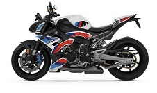  Das Bild zeigt die Seitenansicht eines weißen Motorrads, das mit den Farben des BMW M Logos (Blau, Hellblau, Rot) verziert ist. Das Motorrad ist von der Seite auf einem weißen Hintergrund dargestellt.
