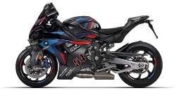 Das Bild zeigt die Seitenansicht eines schwarzen Motorrads, das mit den Farben des BMW M Logos (Blau, Hellblau, Rot) verziert ist. Das Motorrad ist von der Seite auf einem weißen Hintergrund dargestellt.