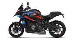  Das Bild zeigt die Seitenansicht eines schwarzen Motorrads, das mit den Farben des BMW M Logos (Blau, Hellblau, Rot) verziert ist. Das Motorrad ist von der Seite auf einem weißen Hintergrund dargestellt.