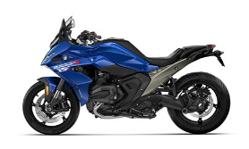 Abgebildet ist ein blaues BMW Sporttouring-Motorrad. Es kombiniert dynamisches, sportliches Design mit kraftvoller Technik und steht für Fahrfreude auf jeder Strecke.