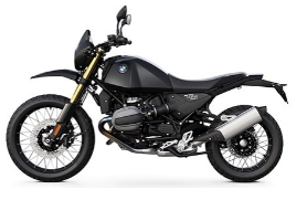  Ein komplett schwarzes Enduro-Motorrad von BMW im Scrambler-Stil, schräg von der Seite vor einem weißen Hintergrund fotografiert. Es hat ein hochgezogenes Vorderradschutzblech, goldfarbene Federbeine, eine Sitzbank mit Rillenmuster und Speichenfelgen. Der Auspuff ist silberfarben.