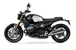  Ein Motorrad von BMW im Retro-Stil, das aussieht wie ein klassischer Roadster. Es ist in Schwarz und Silber gehalten und steht schräg von der Seite fotografiert vor einem weißen Hintergrund. Der Kraftstofftank ist silbern mit einem BMW-Logo und der Rest des Motorrads ist schwarz mit verchromten Elementen wie den Auspuffrohren.