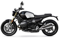  Ein Motorrad von BMW im Retro-Stil, das aussieht wie ein klassischer Roadster. Es ist in Schwarz und Silber gehalten und steht schräg von der Seite fotografiert vor einem weißen Hintergrund. Der Kraftstofftank ist silbern mit einem BMW-Logo und der Rest des Motorrads ist schwarz mit verchromten Elementen wie den Auspuffrohren.