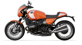 Ein oranges Motorrad im Café-Racer-Stil von BMW, schräg von der Seite fotografiert vor einem weißen Hintergrund. Das Motorrad hat weiße Streifen auf dem Tank und am Heck. Die Lenker sind tief positioniert und es hat eine kleine Windschutzverkleidung vorne. Die Felgen sind im klassischen Speichendesign gehalten.