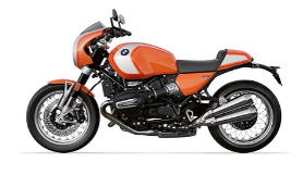 Ein oranges Motorrad im Café-Racer-Stil von BMW, schräg von der Seite fotografiert vor einem weißen Hintergrund. Das Motorrad hat weiße Streifen auf dem Tank und am Heck. Die Lenker sind tief positioniert und es hat eine kleine Windschutzverkleidung vorne. Die Felgen sind im klassischen Speichendesign gehalten.
