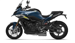 Abgebildet ist ein dunkelblaues BMW Adventure-Sport-Motorrad. Es verbindet sportliche Dynamik mit Tourentauglichkeit und bietet Fahrfreude auf jeder Strecke.